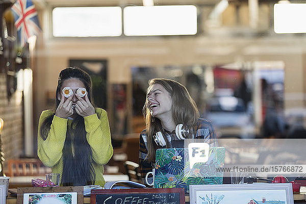 Porträt spielerische junge Studentinnen studieren in Cafe Fenster
