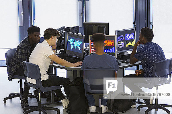 Schüler der Junior High School benutzen Computer im Computerraum