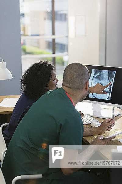 Krankenschwestern besprechen digitales Röntgen am Computer in der Klinik