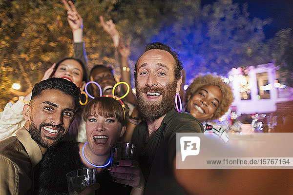 Selfie aus der Sicht glücklicher Freunde  die eine Party genießen