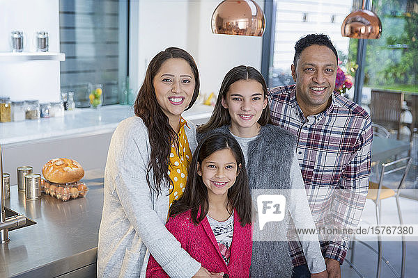 Porträt einer glücklichen Familie in der Küche