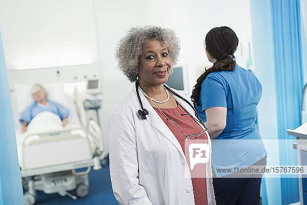 Porträt selbstbewusster weiblicher Oberarzt im Krankenhauszimmer