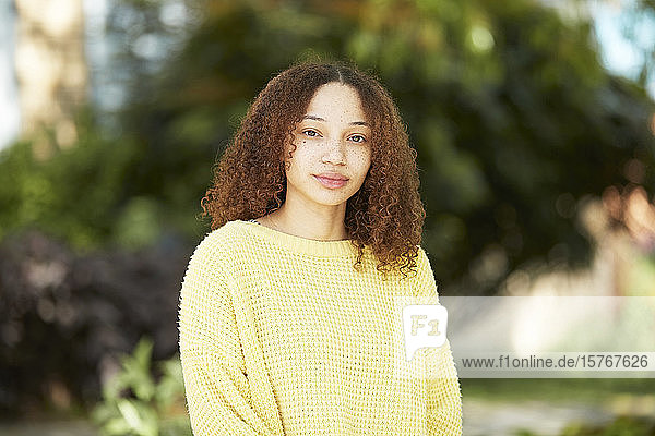 Porträt selbstbewusste junge Frau in gelbem Pullover