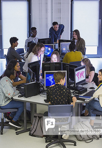 Schüler und Lehrer der Mittelstufe nutzen Computer im Computerraum