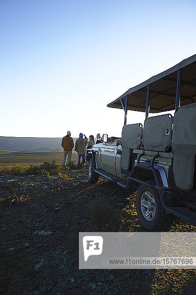 Safari-Gruppe und Geländewagen auf einem Hügel in Südafrika