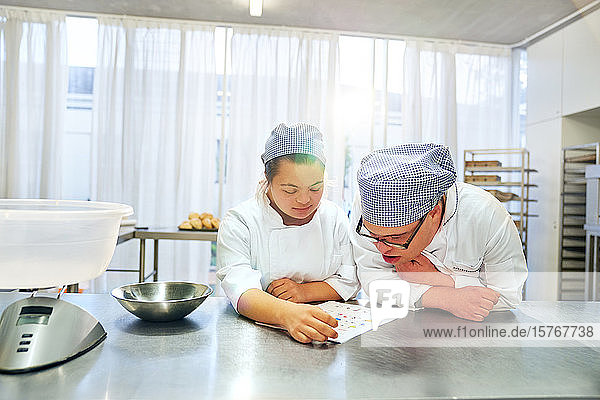 Schüler mit Down-Syndrom lernen in der Küche zu backen
