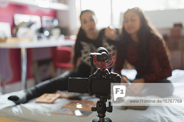 Teenager-Mädchen Make-up-Vlogging hinter Heimvideokamera auf dem Bett