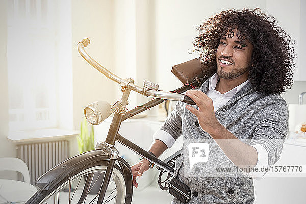 Lächelnder junger Mann mit Fahrrad