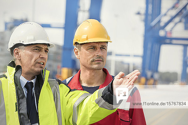 Dockarbeiter und Manager im Gespräch auf einer Werft