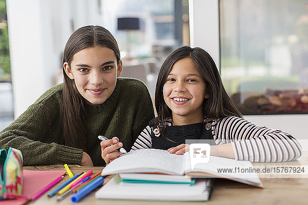 Porträt glückliche Schwestern Färbung  tun Hausaufgaben