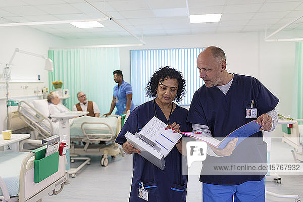 Ärzte mit Krankenblättern bei der Visite  Beratung in der Krankenstation