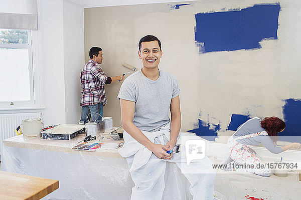 Porträt glücklicher Mann beim Malen mit Freunden