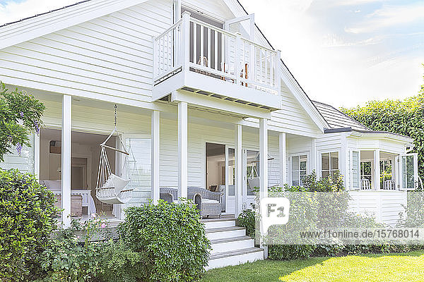 Home showcase außen weißes Haus mit Terrasse und Garten