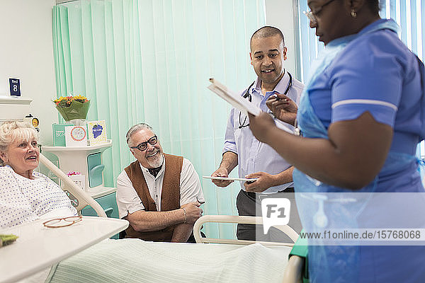 Arzt und Krankenschwester bei der Visite  Gespräch mit älterem Patienten im Krankenhauszimmer