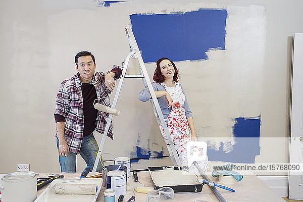 Porträtpaar beim Renovieren  Wandmalerei