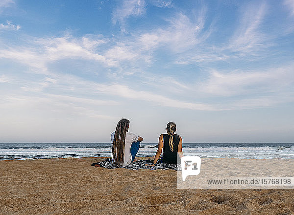 Ehepaar entspannt sich am ruhigen Strand von Kiama  Australien