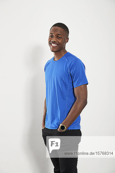 Porträt glücklicher junger Mann in blauem T-Shirt