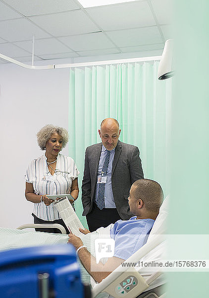 Ärzte bei der Visite  Gespräche mit Patienten im Krankenhauszimmer