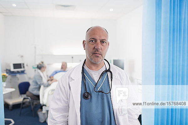 Porträt eines zuversichtlichen  ernsten männlichen Arztes in einem Krankenhauszimmer