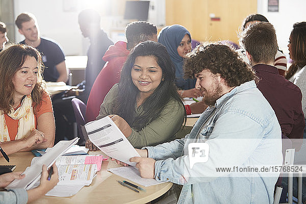 College-Studenten lernen gemeinsam im Klassenzimmer