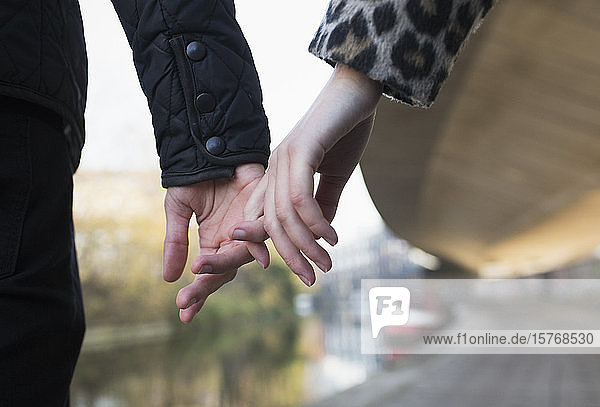 Nahaufnahme zärtliches junges Paar hält Hände