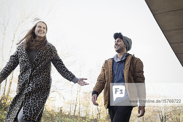 Glückliches junges Paar im Herbstpark