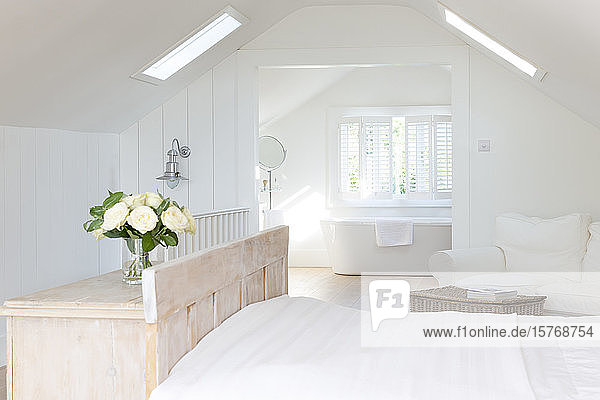 Weißes Musterschlafzimmer in A-Bauweise mit eigenem Bad