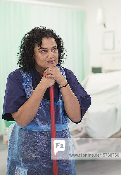 Nachdenkliche Krankenpflegerin bei der Reinigung einer Krankenhausstation
