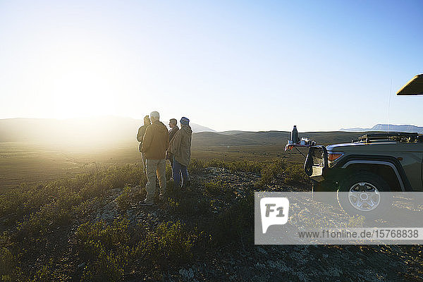 Safari-Reisegruppe genießt den idyllischen Sonnenaufgang vom Hügel Südafrikas