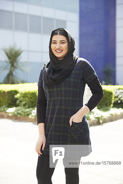 Porträt selbstbewusste junge Frau im Hidschab