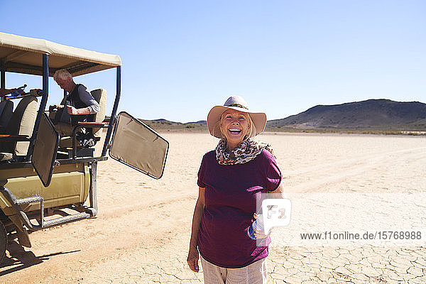 Porträt einer sorglosen älteren Frau auf Safari in der sonnigen Wüste Südafrikas
