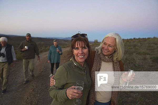 Porträt glückliche reife Frauen auf Safari trinken Champagner