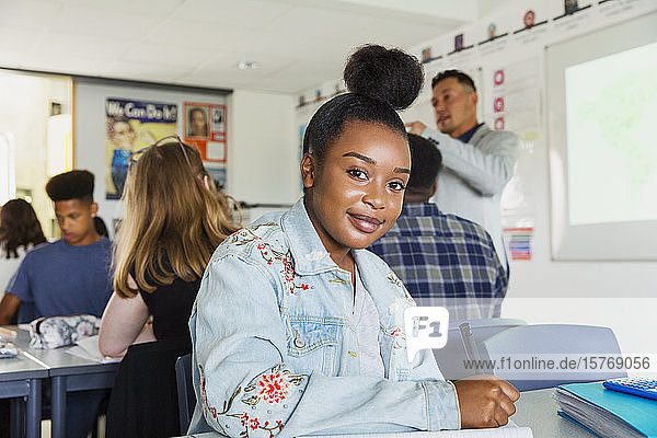 Porträt vertrauensvolle High-School-Mädchen Studentin studiert im Klassenzimmer