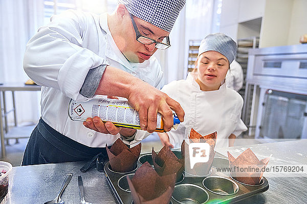 Schüler mit Down-Syndrom backen Muffins in der Küche