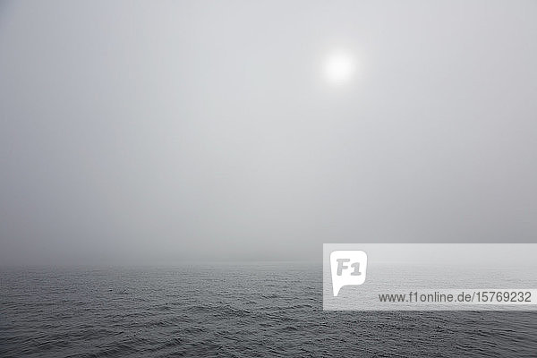 Dichter grauer Nebel über dem himmlischen Atlantik