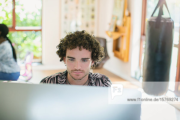 Junger Mann arbeitet am Computer im Heimbüro