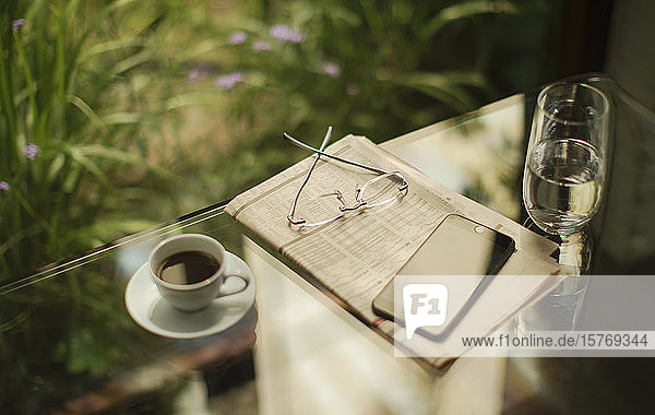 Smartphone und Börsenzeitung auf Tisch mit Kaffee