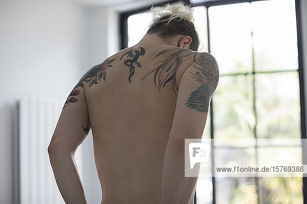 Tattoos auf dem nackten Rücken einer sinnlichen Frau