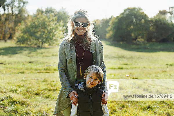 Portrait glückliche Mutter und Sohn im sonnigen Park