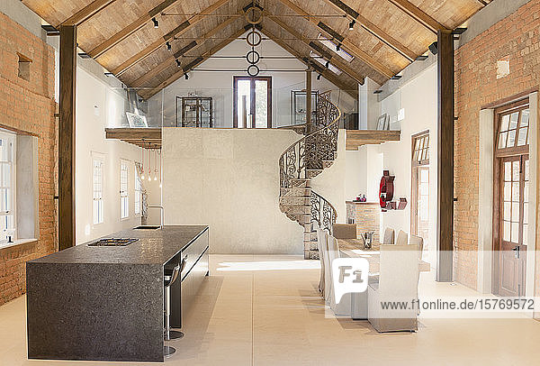 Home Showcase Innenraum Esszimmer mit Holz gewölbte Decke und Wendeltreppe Loft