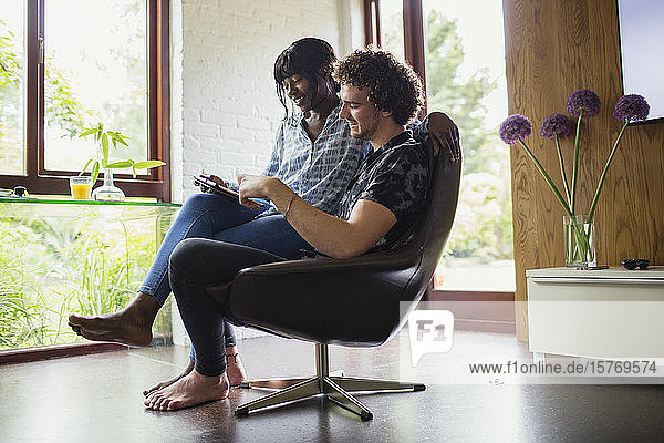 Junges Paar nutzt digitales Tablet im Home Office