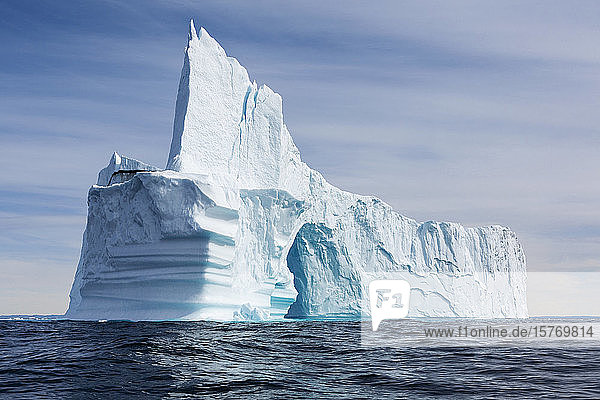 Majestätische Eisbergformation auf dem sonnigen blauen Atlantischen Ozean Grönlands