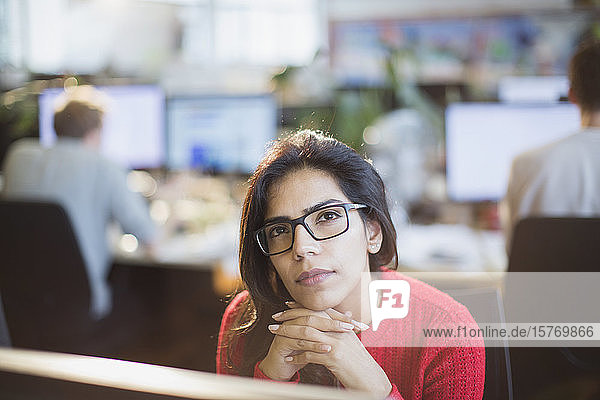 Porträt einer ernsten  nachdenklichen Geschäftsfrau bei der Arbeit im Büro