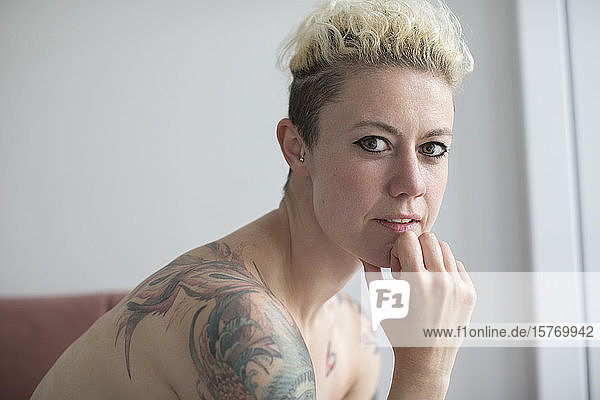 Porträt selbstbewusste schöne Frau mit Tattoos