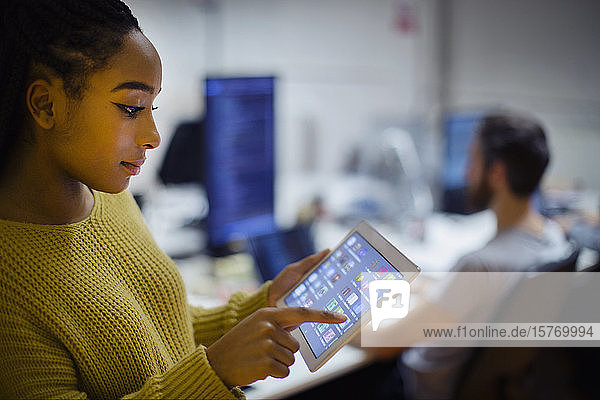 Geschäftsfrau benutzt digitales Tablet im Büro