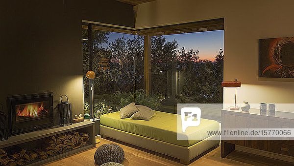 Beleuchtete Sitzbank am Fenster in modernem  luxuriösem Showcase-Wohnzimmer