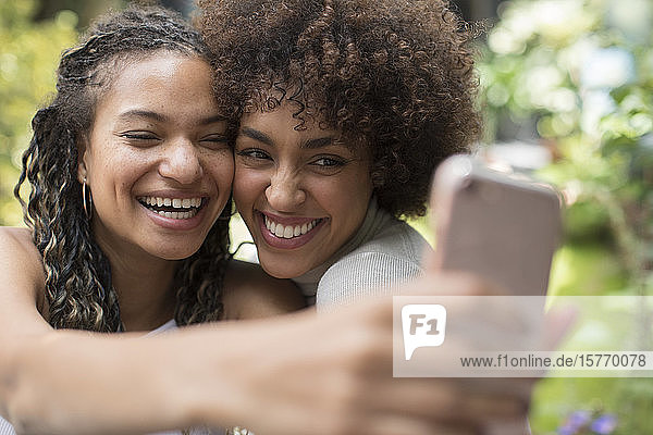 Glücklich spielerisch junge Frauen Freunde nehmen selfie mit Kamera-Handy