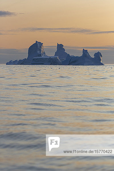 Majestätische Eisbergformationen bei Sonnenuntergang im Atlantischen Ozean Grönland