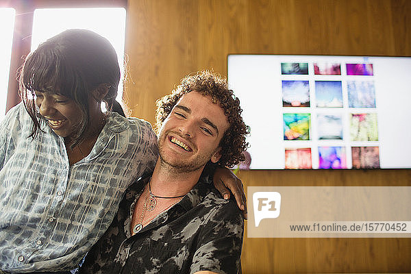 Portrait glückliches junges multiethnisches Paar lachend