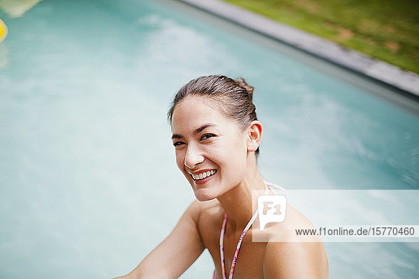 Porträt glückliche  lachende Frau am Schwimmbad